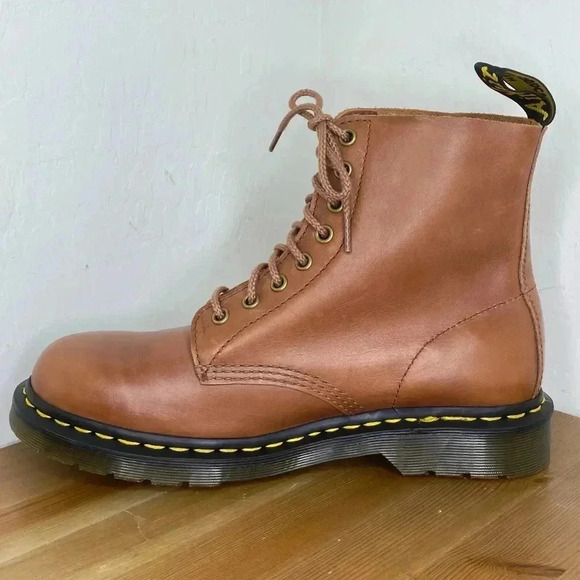 NEW Dr Martens Pascal Saddle Tan Carrara 1460 Size EU42 M8 main image 9